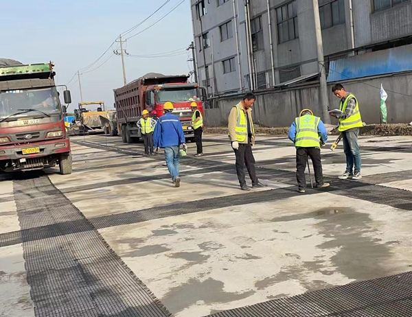 重兴镇老材料的新故事:玻璃纤维土工格栅如何在‘白改黑’浪潮中重获新生?